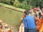 foto-tim-sar-gabungan-evakuasi-anak-hilang-ditemukan-meninggal-di-kolam-ikan-di-bogor-dok-bpbd-bogor-1757832517461_169